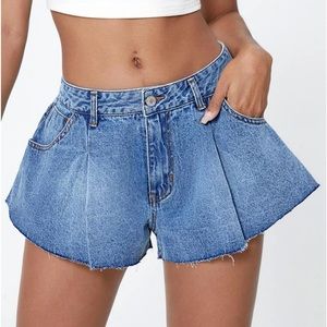 Shorts en mezclilla con fruncido bajo crudo de pierna ancha